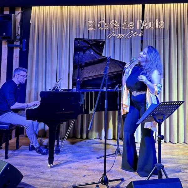 piano jazz cantante cafe aula